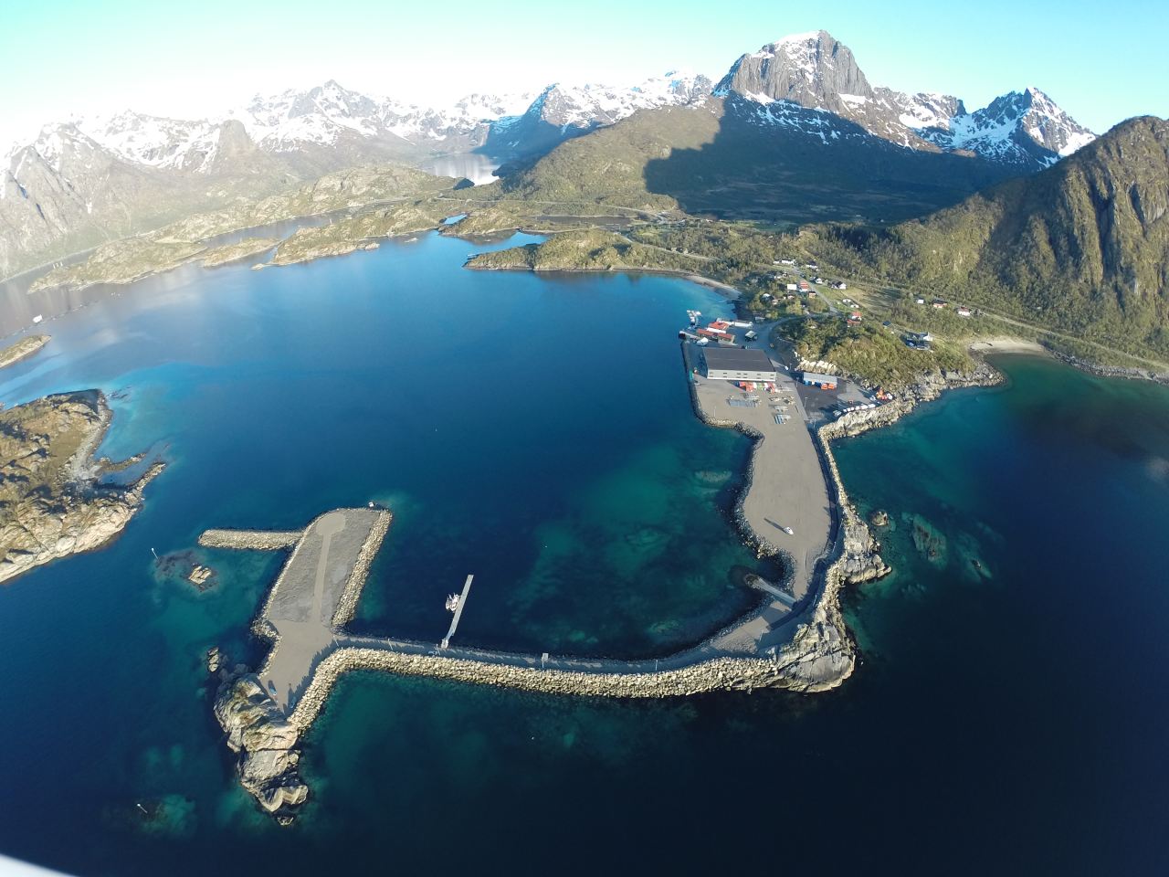 Dronefoto fra høyt oppe over den nye miljøhavnen på Fiskebøl og hvor Norlense holder til.