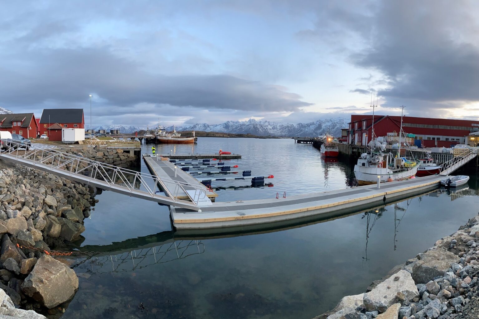 Bilde fra Melbu Gjestehavn med leidertilgang fra to sider. Bilde tatt fra land en fin vårdag.